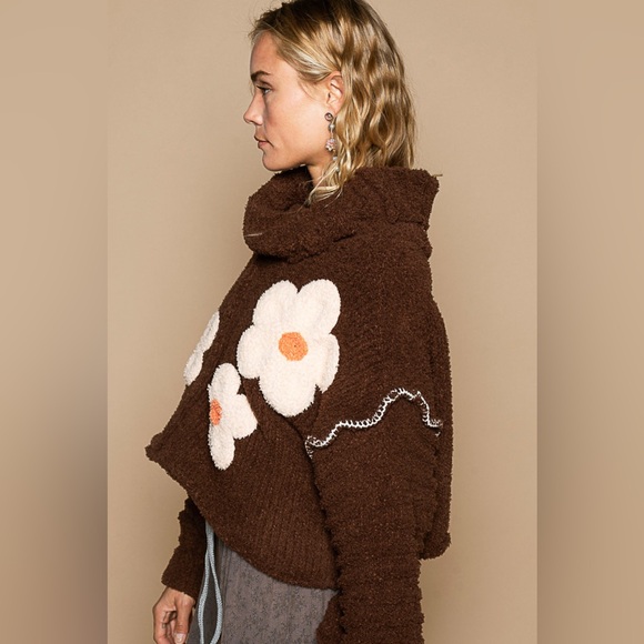 #069 B32 POL Brown sweater with floral patch - Picture 3 of 5